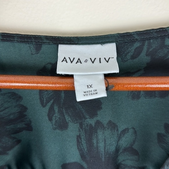 Ava & Viv Woman’s 1X Blouse Long Sleeve Split neck floral button sleeve closure - Picture 2 of 7